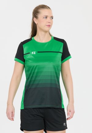 Grøn og sort sports T-shirt med korte ærmer, der har et gradientdesign, logo "FZ" og vandrette stripe detaljer. Sammen med sorte shorts.