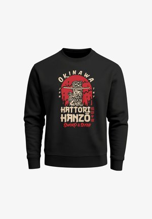 Schwarzer Sweatshirt mit roter und beige Grafik eines stilisierten Hundes, der ein Schwert hält, Text "Okinawa Hattori Hanzo Schwert & Sushi" und japanischen Zeichen.