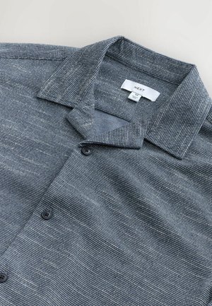 Kurzärmeliges Hemd mit Knopfleiste aus dunklem blauen Stoff mit einem strukturierten Muster, das einen Kragen und zwei schwarze Knöpfe aufweist.
