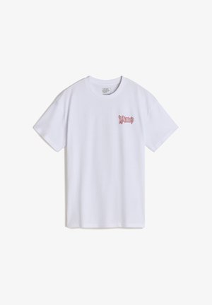 Biały bawełniany t-shirt z krótkimi rękawami, z małym różowym logo na lewej piersi. Gładka tekstura, standardowy okrągły dekolt.