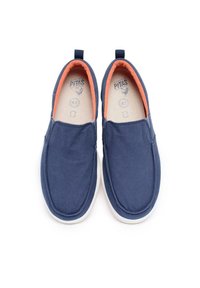 Zapatillas de lona azul marino sin cordones con suelas de goma blanca, forro interior naranja y tiradores en la parte posterior. Tamaño 41 marcado en el interior.