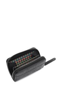 Kompakte schwarze Lederbrieftasche mit offenem Reißverschluss, die ein mehrfarbiges kariertes Stofffutter und mehrere Fächer zeigt.