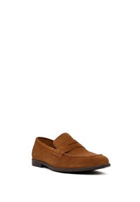 Mocasín de ante marrón con una textura suave, que presenta una tira ancha en la parte frontal y una suela de perfil bajo para facilitar su uso.