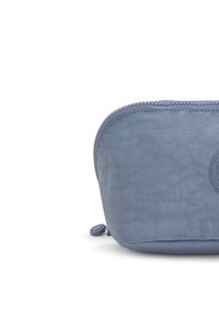 Pochette blu con zip realizzata in tessuto testurizzato, caratterizzata da un'accenno a logo circolare e una forma arrotondata. Finitura liscia e design semplice.