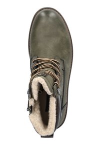 Bota de cuero verde oliva con un suave forro de felpa beige, acentos marrones y cordones marrones, que cuenta con una cremallera lateral para facilitar ponerse y quitarse.