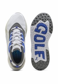 Λευκό και γκρι αθλητικό παπούτσι με μπλε λεπτομέρειες, σε θέα από πάνω και από κάτω, που εμφανίζει υφή σόλας με ανυψωμένο κείμενο "GOLF" και μοτίβο πρόσφυσης.