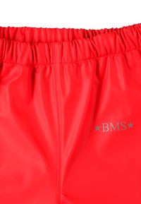 Rote Shorts mit elastischem Taillenbund aus glänzendem Material, versehen mit einem silbernen "BMS"-Logo und einer glatten Textur.