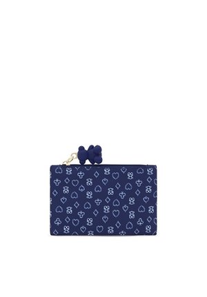 Bolsa azul marino con cremallera, con patrones de palos de cartas en azul claro y un tirador de cremallera en forma de flor azul marino, sobre fondo blanco.