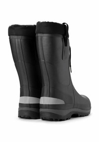 Musta vedenpitävä kumisaappaat, joissa on teksturoitu pinta, kuvioitu pohja ja heijastava harmaa viiva pohjassa. Vuorattu mustalla kankaalla.