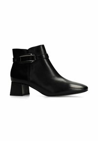 Schwarze Knöchelstiefel aus glattem Leder, mit spitzer Zehenform, Blockabsatz und einem dekorativen Riemen mit metallischem Schnallenakzent.