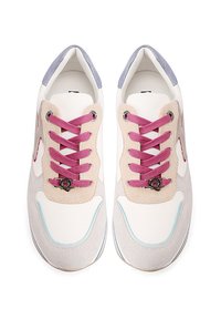 Baskets avec une tige en cuir blanc, des lacets roses, des accents en daim gris et un détail de bord bleu sur l'orteil. Comprend des œillets ronds et une semelle rembourrée.