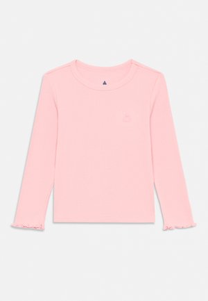 Hellrosa langärmeliges Rippshirt mit rundem Ausschnitt und kleinen Rüschen an den Bündchen vor weißem Hintergrund.