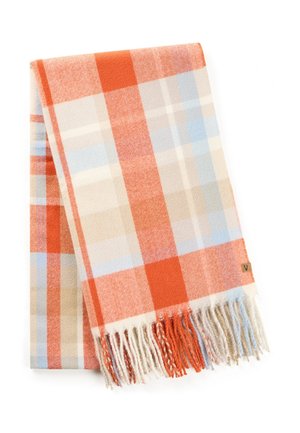 Foldet uld tørklæde med orange, beige, lyseblåt og hvidt ternet mønster og frynser på en hvid baggrund.
