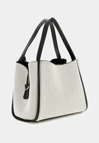 Borsa strutturata in bianco e nero con trama traforata e dettagli in pelle nera liscia. Presenta due manici per il trasporto e una tasca con cerniera.