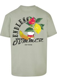Camiseta verde de manga corta con un gráfico vibrante que presenta flores, frutas y el texto "VERANO INFINITO". Tela suave y casual.