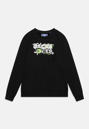 Sort sweatshirt med lange ærmer, rund halsudskæring og et grafisk print i hvidt og grønt med teksten "JACK & JONES" tværs over fronten.