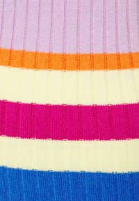Rippstrickstoff mit horizontalen Streifen in Lavendel, Orange, Pink, Gelb und Blau. Die Textur wirkt weich und dehnbar.
