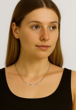 Silberne Halskette mit Buchstaben, die "LIEBE" und ein Herz formen, mit einer filigranen Kette und minimalistischer Gestaltung, vor einem schlichten Hintergrund präsentiert.