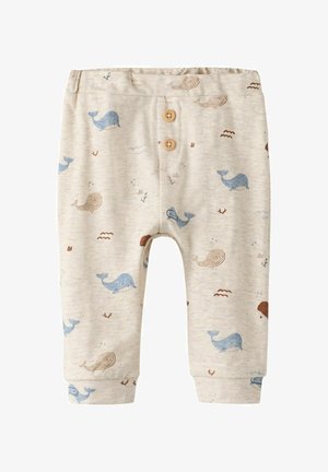 Beżowe spodnie dla niemowląt z niebieskimi i brązowymi wzorami wielorybów oraz dwoma drewnianymi guzikami na przednim pasie.