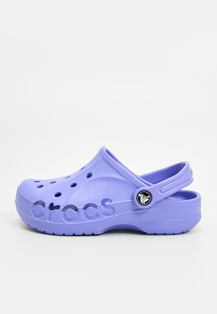 Zuecos morados de Crocs con una superficie texturizada, múltiples agujeros de ventilación, una correa trasera y el logo de "Crocs" grabado en el lateral.