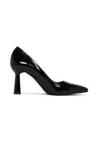 Pompe à talon haut en cuir verni noir avec un bout pointu et un talon épais au design distinctif. Texture lisse avec une finition brillante.