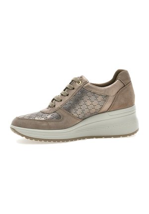 Sneaker marrone realizzato in camoscio e pelle perforata, con chiusura a lacci, collo imbottito e una suola in gomma leggera di colore grigio chiaro.
