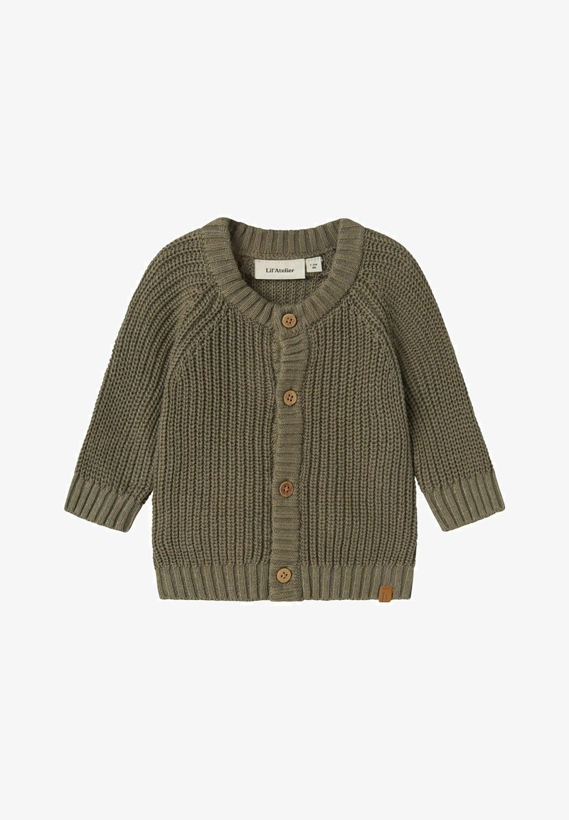 Alyvuogių spalvos megztas kardiganas su tekstūruotu raštu, apvaliu iškirpimu, sagų uždarymu ir elastiniais rankogaliais. Turi medines sagas ir etiketę.