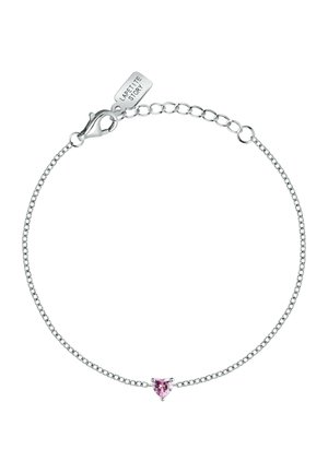 Silbernes Kettenarmband mit einem kleinen herzförmigen rosa Edelstein in der Mitte und einem Anhänger nahe dem Verschluss mit der Aufschrift „LAPETITE STORY.“