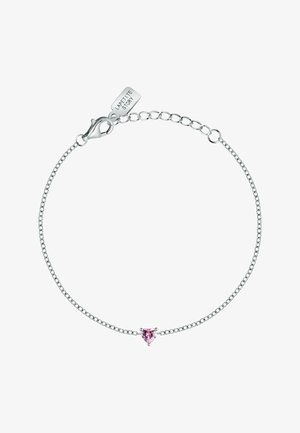 Sølvkæde armbånd med en lille hjerteformet lyserød ædelsten i midten og et mærke nær låsen med teksten "LAPETITE STORY."