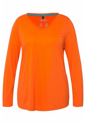 Langærmet orange t-shirt med v-hals-design, fremstillet af et åndbart og antistatisk materiale, med en glat tekstur og en kontrasterende blå halsudskæring.