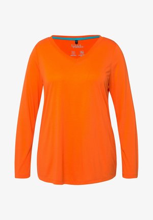 Langärmliges orangefarbiges T-Shirt mit V-Ausschnitt, aus atmungsaktivem und antistatischem Material, mit glatter Textur und kontrastierendem blauen Kragen.