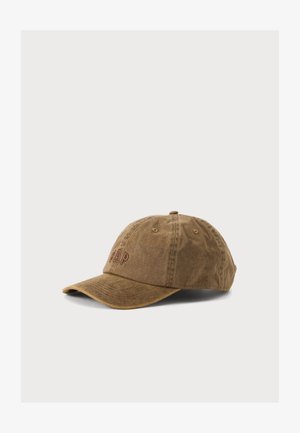 Brun falmet bomulds-baseballkasket med buet skygge og broderet GAP-logo på frontens venstre side.