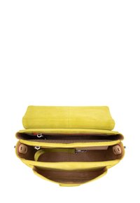 Gul ruskindshåndtaske med flere rum, der har en glat tekstur, to læderstropper og kontrastfuld brun indvendig foring.