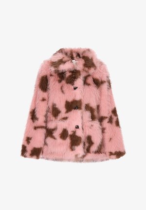 Faux fur jas in roze met een bruin gevlekt patroon, voorzien van een kraag, knoopsluiting en twee voorzakken. Zachte textuur en pluizig uiterlijk.