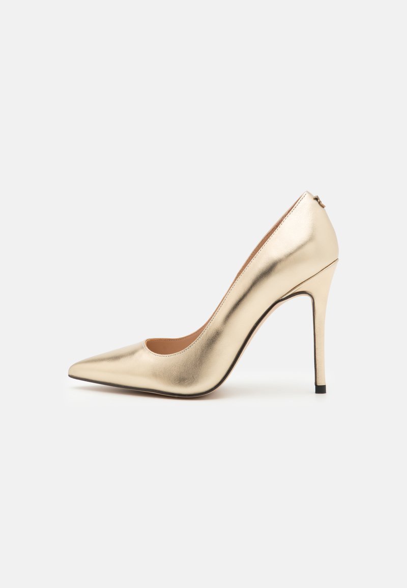 Gullmetalliske høyhælte pumps med spiss tå, glatt tekstur og slank stiletthæl. Innsiden har en myk tan-farge.