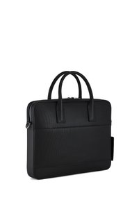 Bolsa de portátil negra con acabado texturizado, doble asa y cierre de cremallera. Cuenta con un bolsillo lateral para almacenamiento adicional. Diseño compacto.