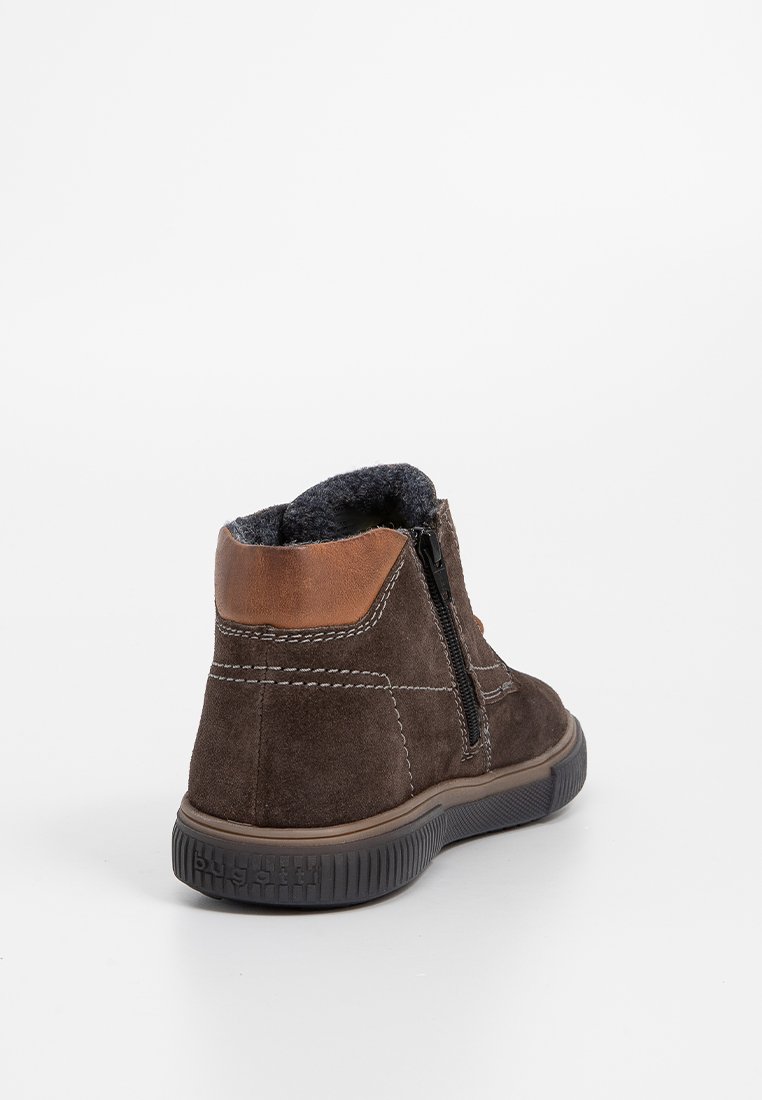 Stivaletti alla caviglia in suede marrone con un accento in pelle beige, zip laterale e suola in gomma strutturata. Progettati per comfort e durata.