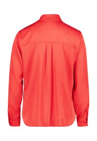 Rotes Satinhemd mit langen Ärmeln, zurückliegender Falten_detail, abgerundetem Saum und geknöpften Manschetten. Glatte Textur und tailliertes Kragen Design.