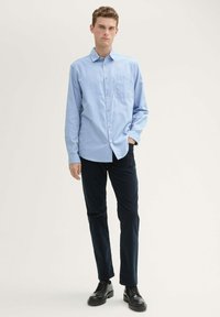 TOM TAILOR STRUKTURIERTES MIT BRUSTTASCHE - Camicia - mid blue white structure