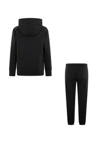 Felpa nera con cappuccio e polsini a coste, abbinata a pantaloni jogger neri con vita elastica e gambe affusolate.