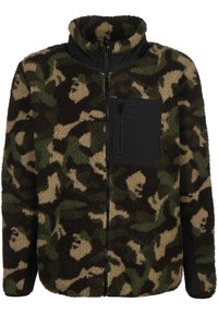Chaqueta de forro polar camuflaje con un alto cuello, patrones en verde y marrón, y un bolsillo negro con cremallera en el lado izquierdo del pecho. Material suave y texturizado.