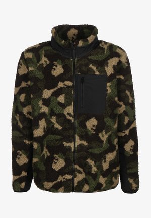 Camo fleece jakke med høj krave, grønne og brune mønstre, samt en sort lynlåslomme på venstre bryst. Blødt, struktureret materiale.
