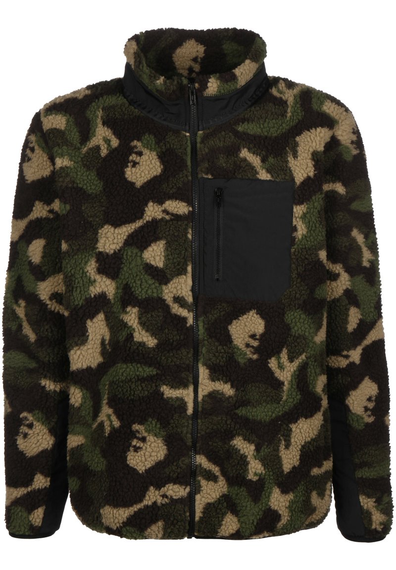 Chaqueta de forro polar camuflaje con un alto cuello, patrones en verde y marrón, y un bolsillo negro con cremallera en el lado izquierdo del pecho. Material suave y texturizado.