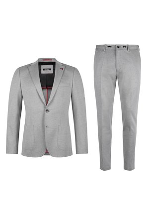 Completo grigio composto da un blazer con rever a notches e due tasche frontali, abbinato a pantaloni slim. Tessuto morbido, design moderno.