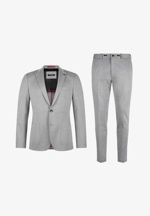 Grijze pakken set bestaande uit een blazer met een geknipte kraag en twee zakken aan de voorkant, gecombineerd met gestroomlijnde broek. Zachte textuur, modern ontwerp.