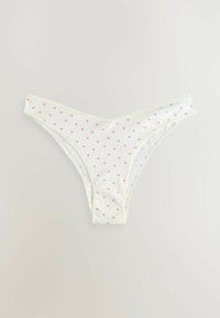 Witte bikini-stijl onderbroeken voor vrouwen met roze stippen, plat gelegd op een lichte achtergrond.