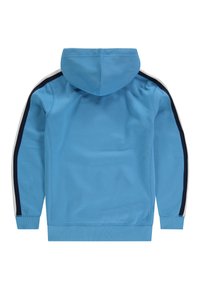 Vaaleansininen huppari, jossa on sileä kangaspinta. Olkapäillä mustat ja harmaat raidat sekä resorivyötärö.