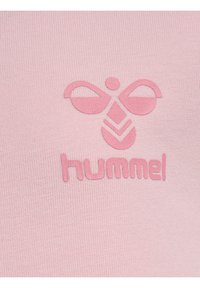 Roze katoen met een gestructureerd logodesign met een bijmotief en het woord "hummel" in een iets donkerder roze gedrukt.