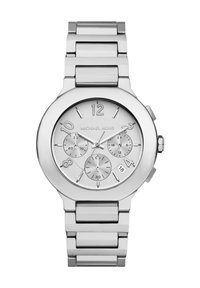 Orologio in acciaio inossidabile argentato con cassa rotonda, tre sotto-quadranti, grandi indicatori numerici e quadrante argentato con texture. Dotato di bracciale in metallo a maglie.