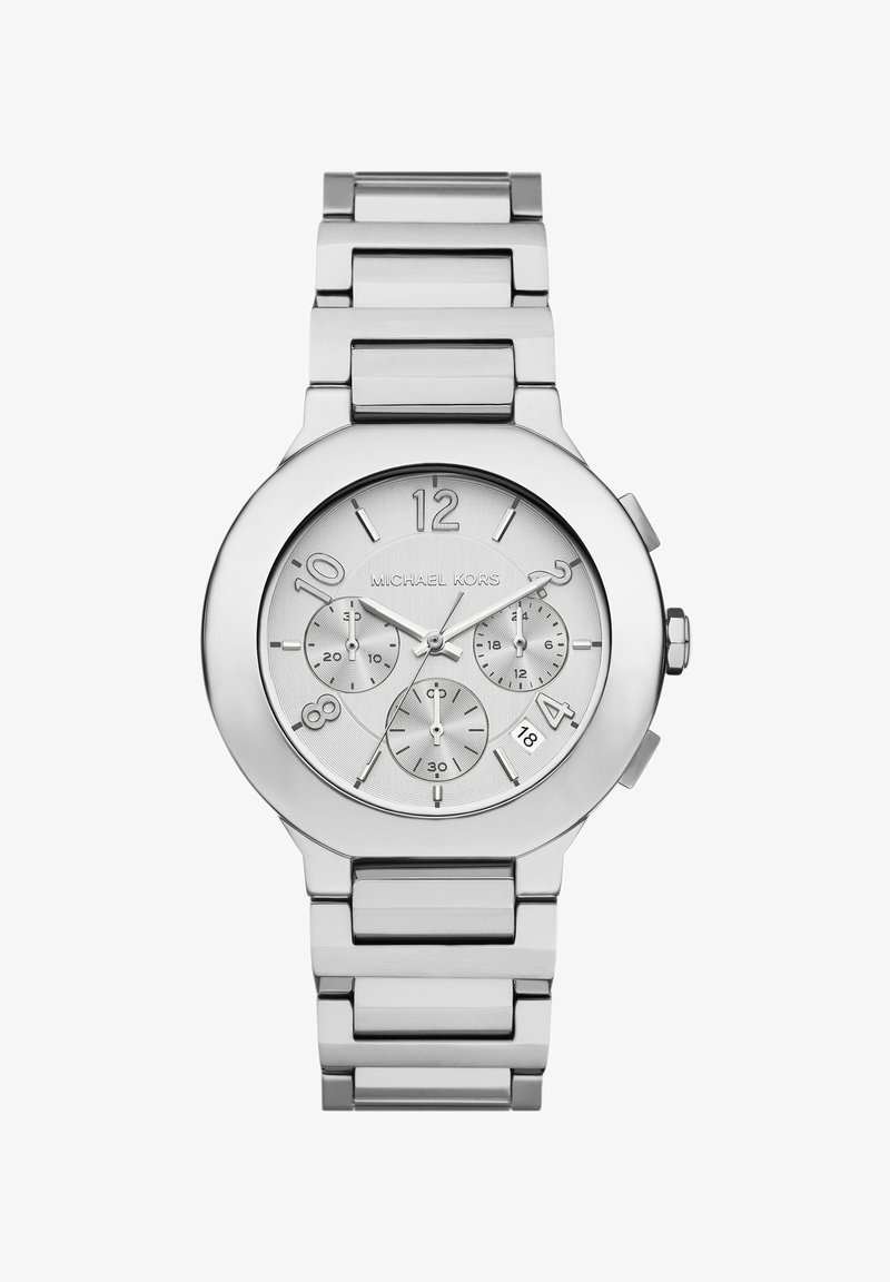 Orologio in acciaio inossidabile argentato con cassa rotonda, tre sotto-quadranti, grandi indicatori numerici e quadrante argentato con texture. Dotato di bracciale in metallo a maglie.